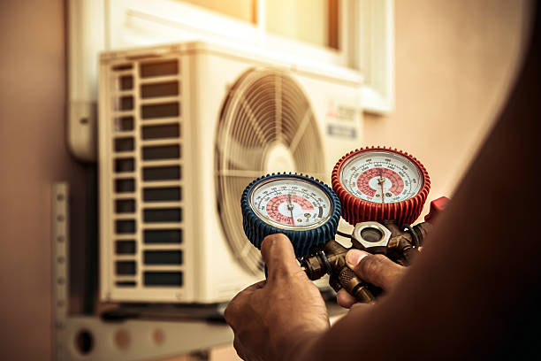 Professional Hvac technician working in Hamlin, TX